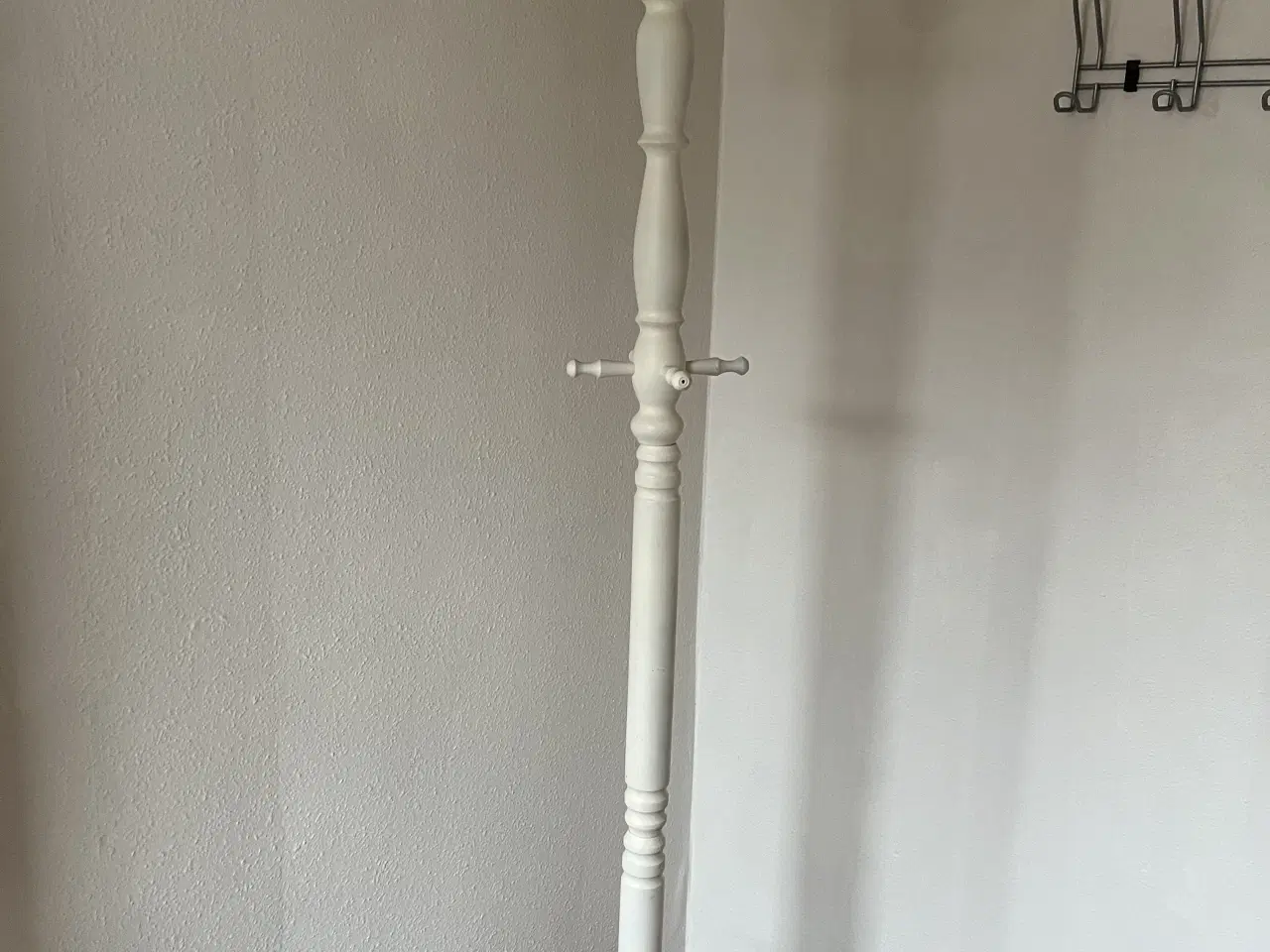 Billede 1 - Hvidmalet stumtjener 