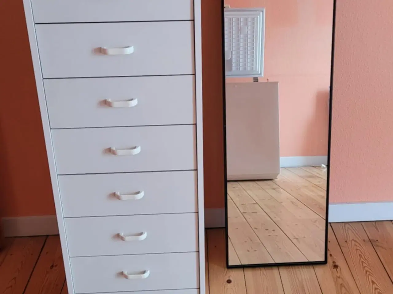 Billede 1 - Kommode med hvidt laminat