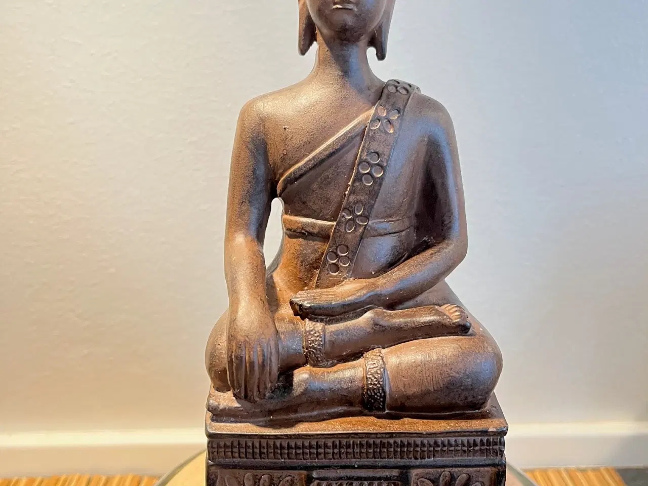 Billede 6 - Smuk, dekorativ Buddha-figur på detaljeret base 