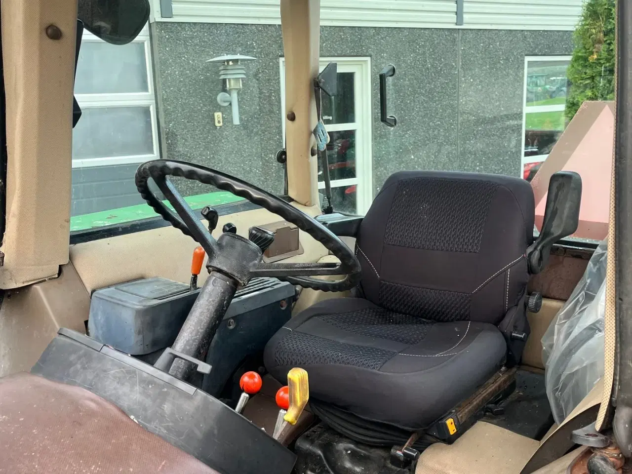 Billede 5 - John Deere 1640 Med græsdæk og frontlæsser