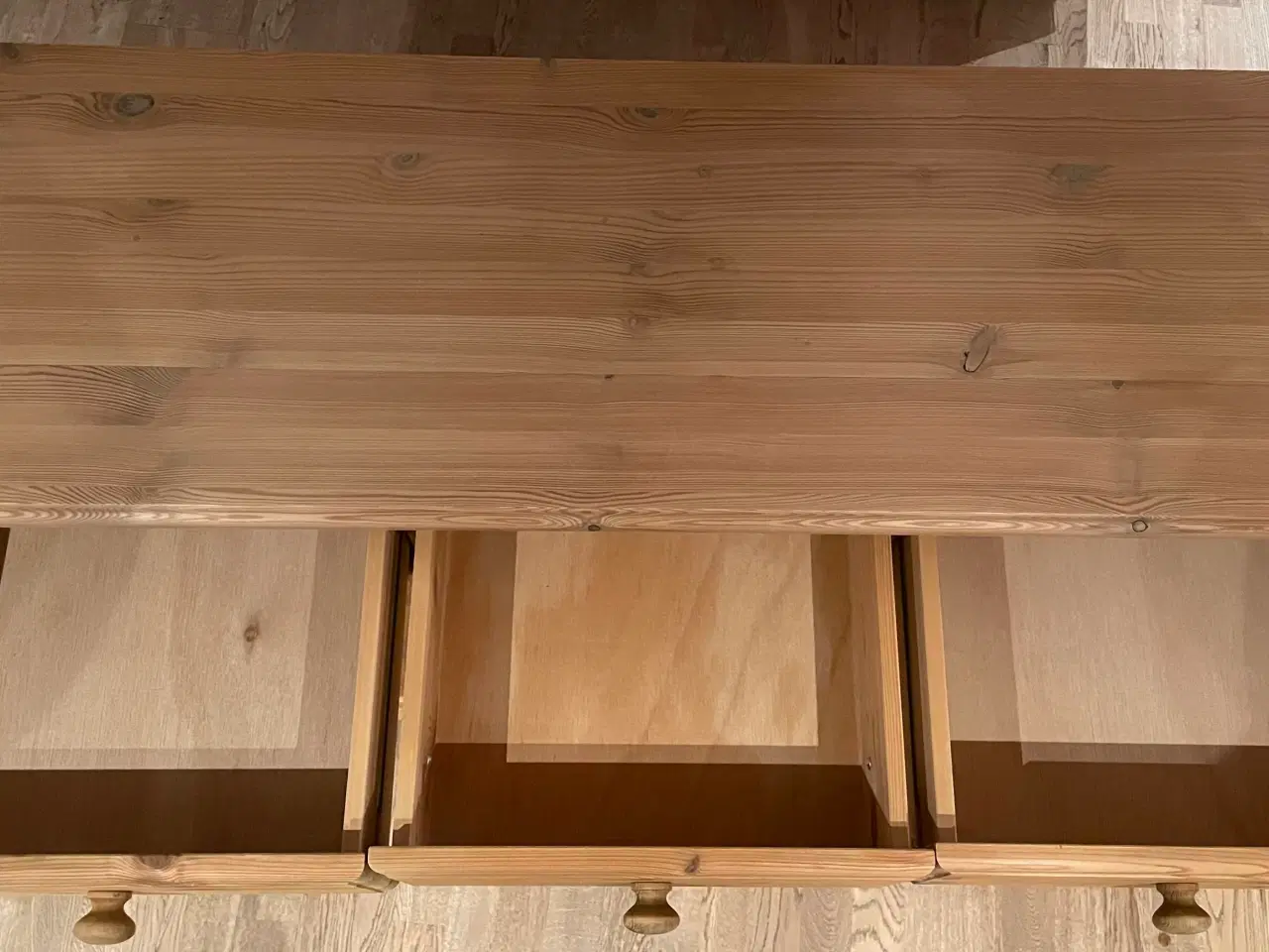 Billede 3 - Stor skænk med 3 låger, 3 hylder og 3 skuffer