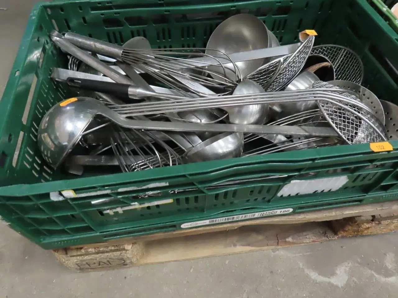 Billede 1 - Kasse med blandede køkkenredskaber