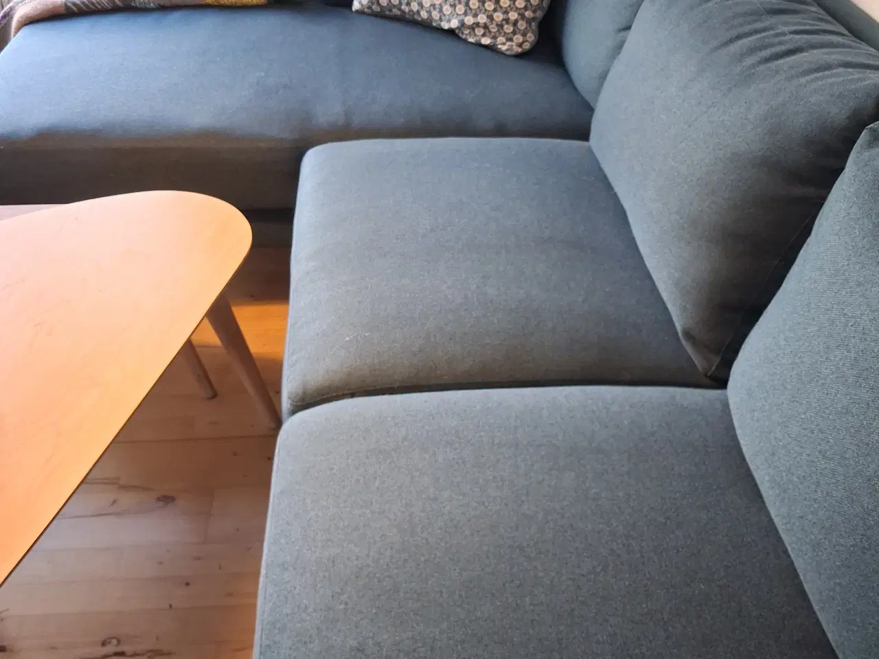 Billede 5 - Stor, blå sofa med venstrevendt chaiselong