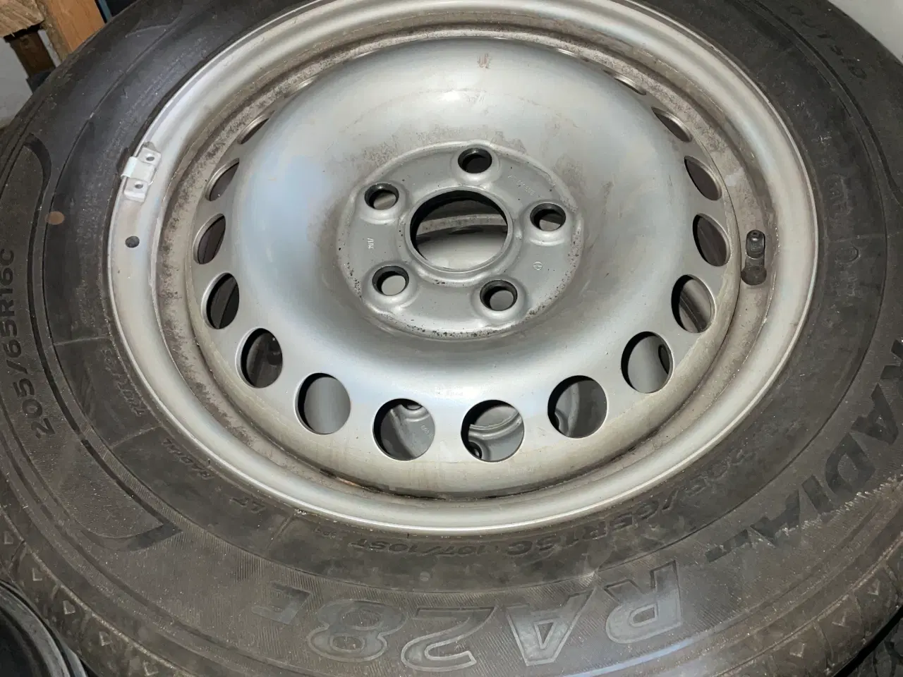 Billede 2 -  4 Fælge og dæk til vw t5 transporter næsten nye