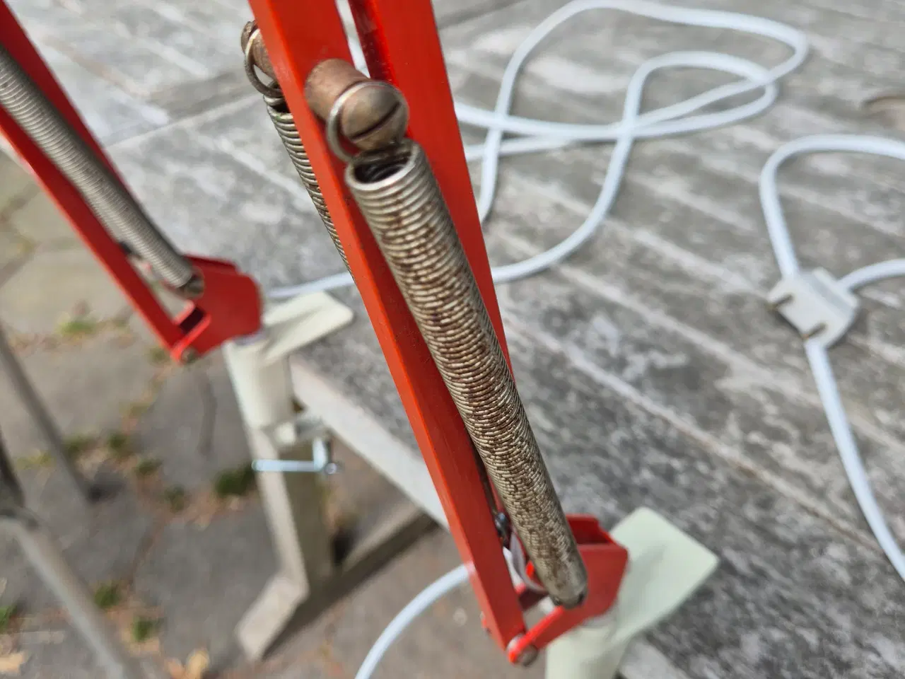 Billede 9 - To røde arkitektlamper med vægbeslag 