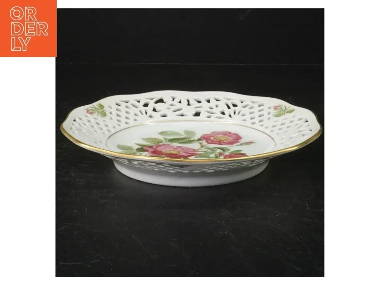 Billede 7 - Porcelænstallerken med gennembrudt kant og rosendekoration fra Firkløveren