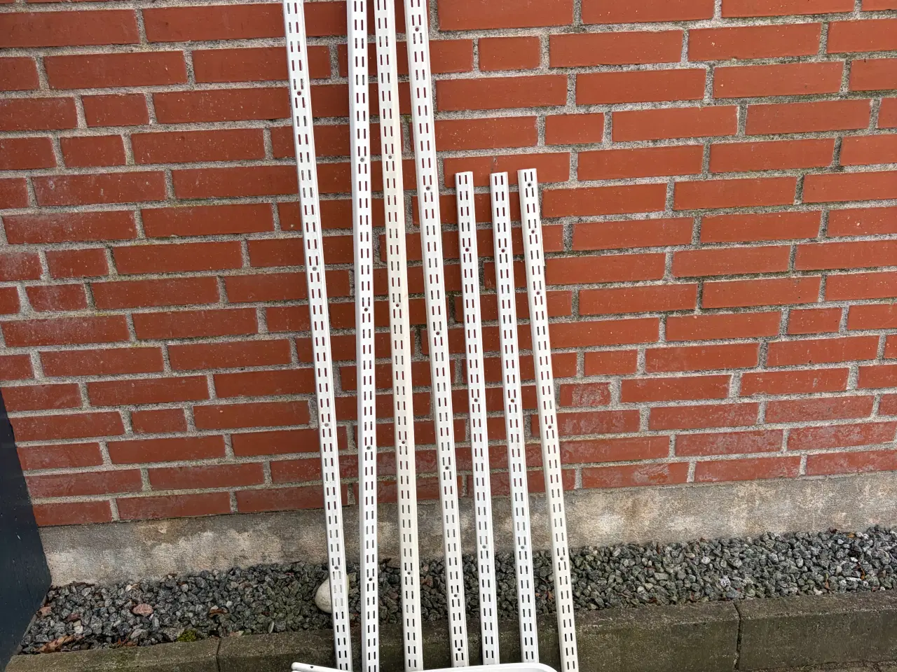 Billede 4 - Vægskinner til hyldeknægte