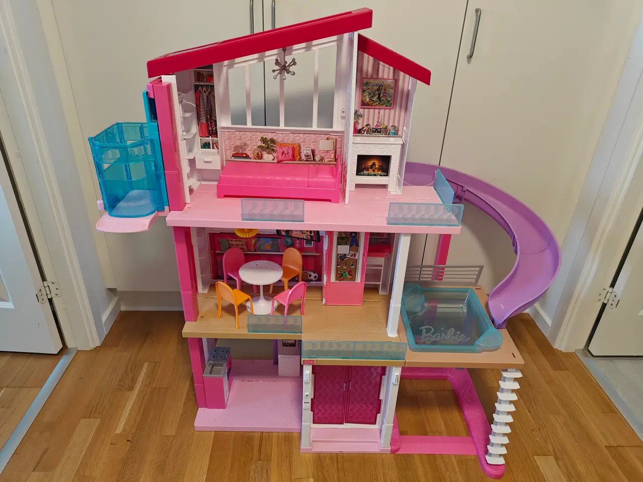 Billede 2 - Barbie Dream House tre-etagers hus med møbler