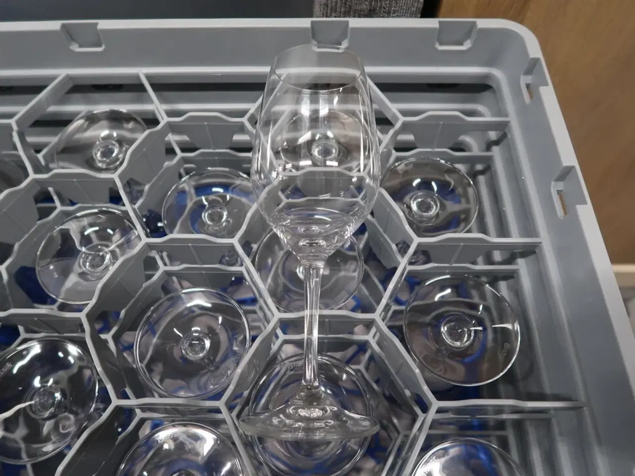 Billede 13 - Div. Glas i opvaskebakker bla. RIEDEL m.m.