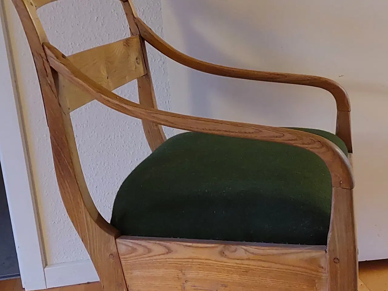 Billede 2 - Meget gammel stol fra Midtsjællandsk gård.