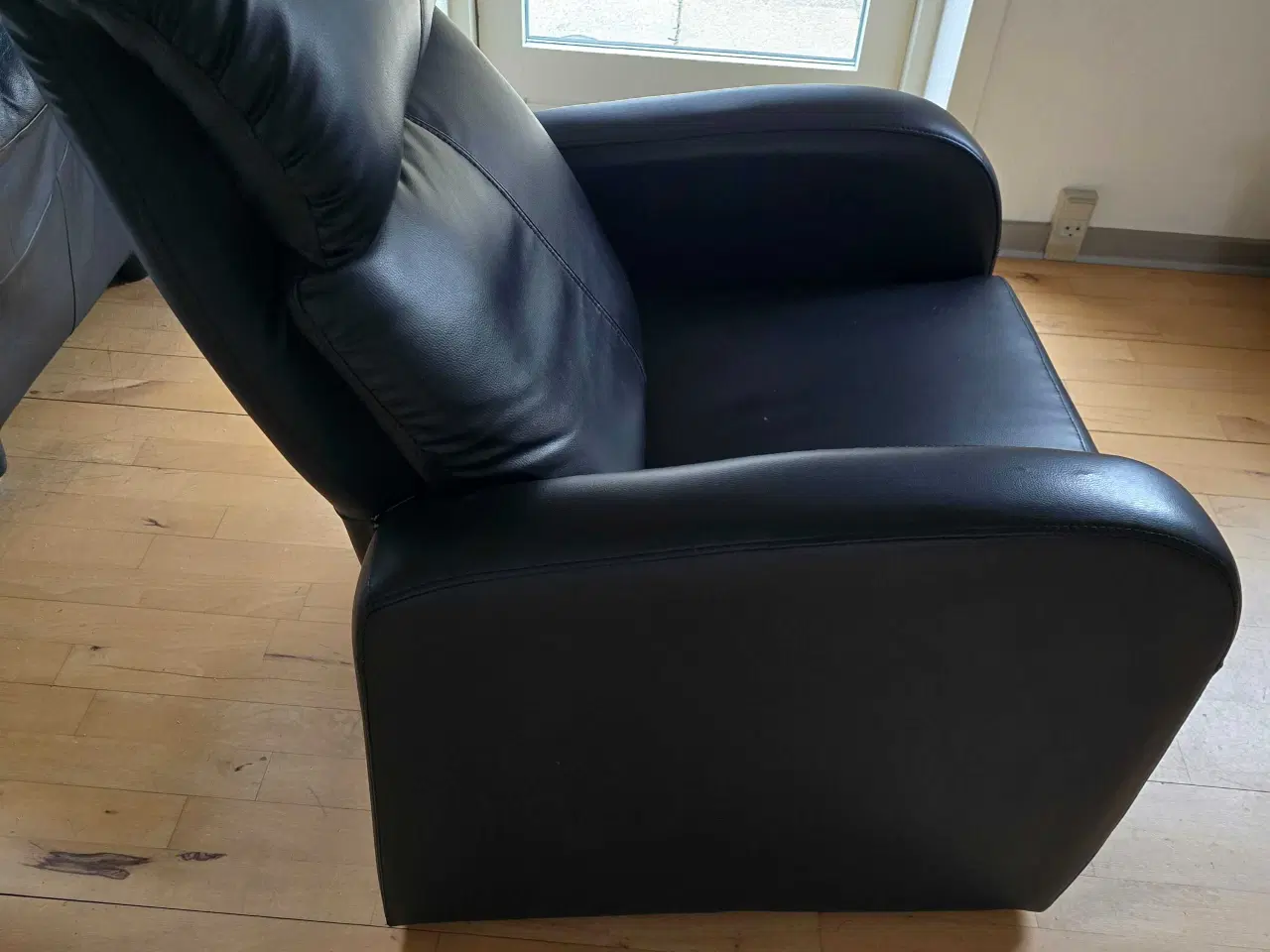 Billede 2 - Meget velholdt sort Lænestol m/fodskammel 
