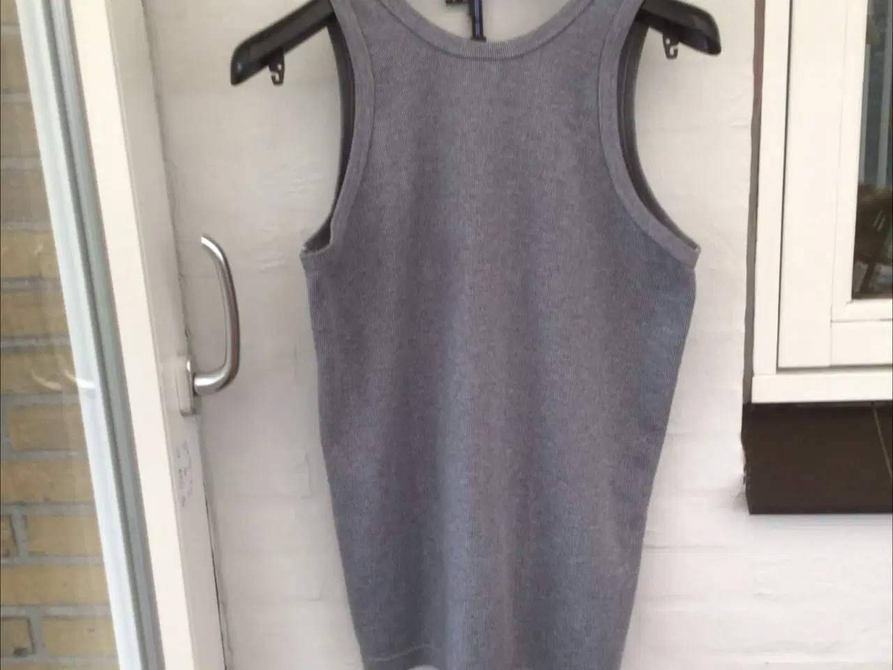 Billede 2 - Bluse uden ærmer str. m