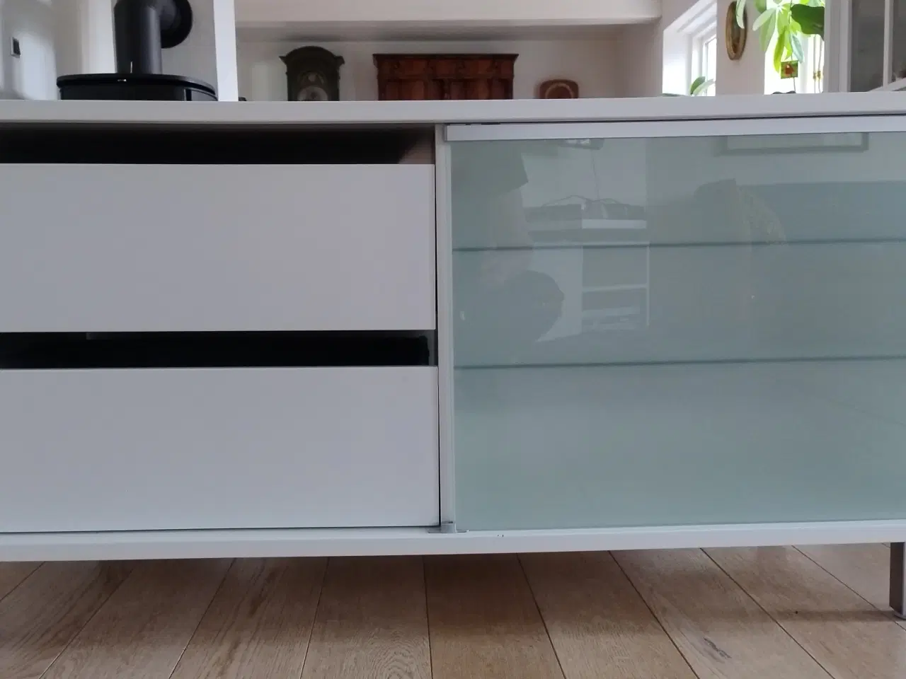 Billede 2 - TV møbel med glaslåger sælges