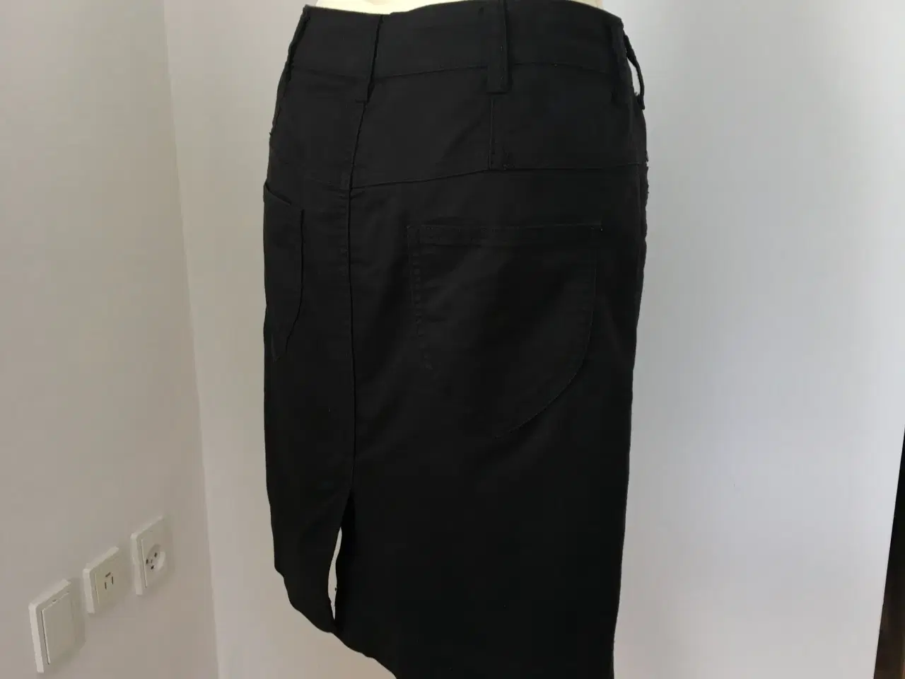 Billede 3 - Nederdel i stretch lærred med lynlås