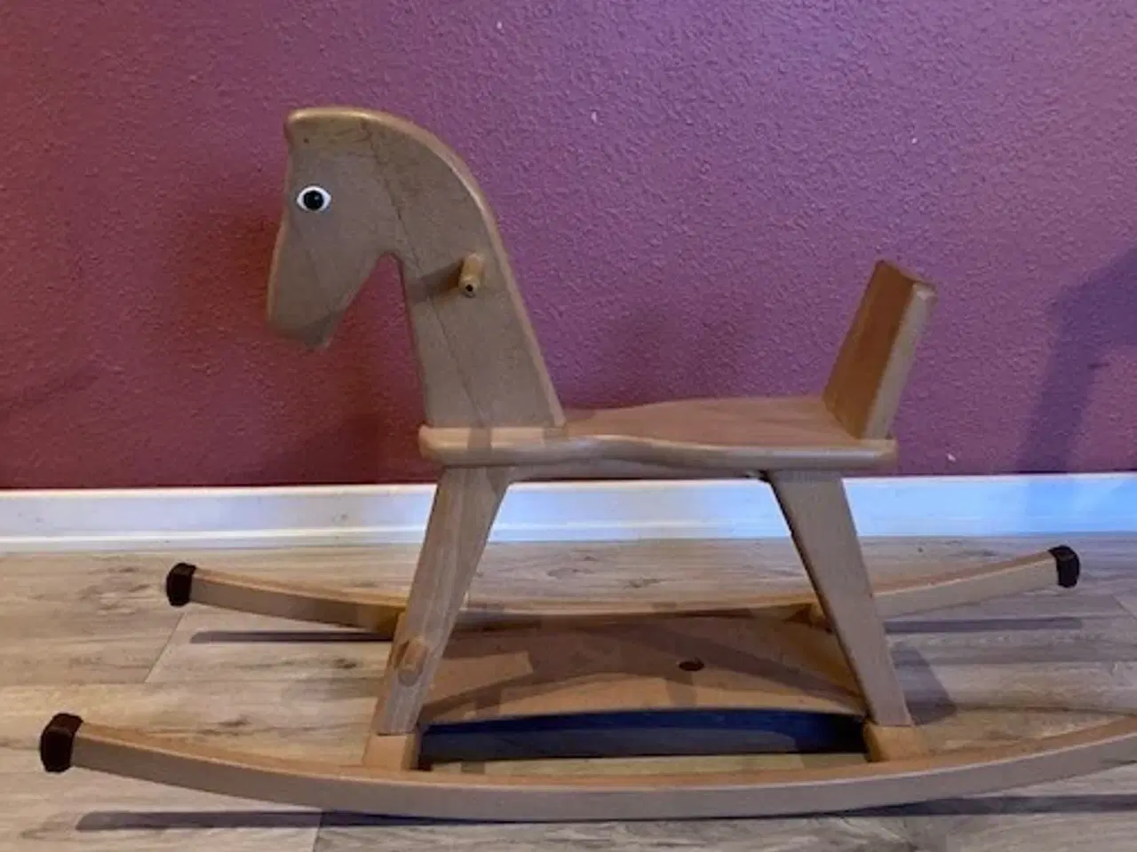 Billede 1 - Gyngehest i lakeret bøg