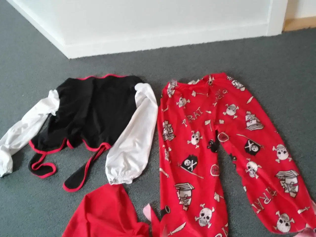 Billede 2 - Pirat / sørøver , 3 dele, bluse, bukser, tørklæde 