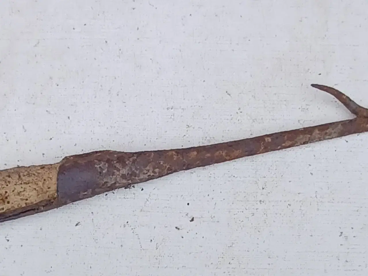 Billede 4 - Antik tøjr-pløk, lille harreambolt og høtyv.