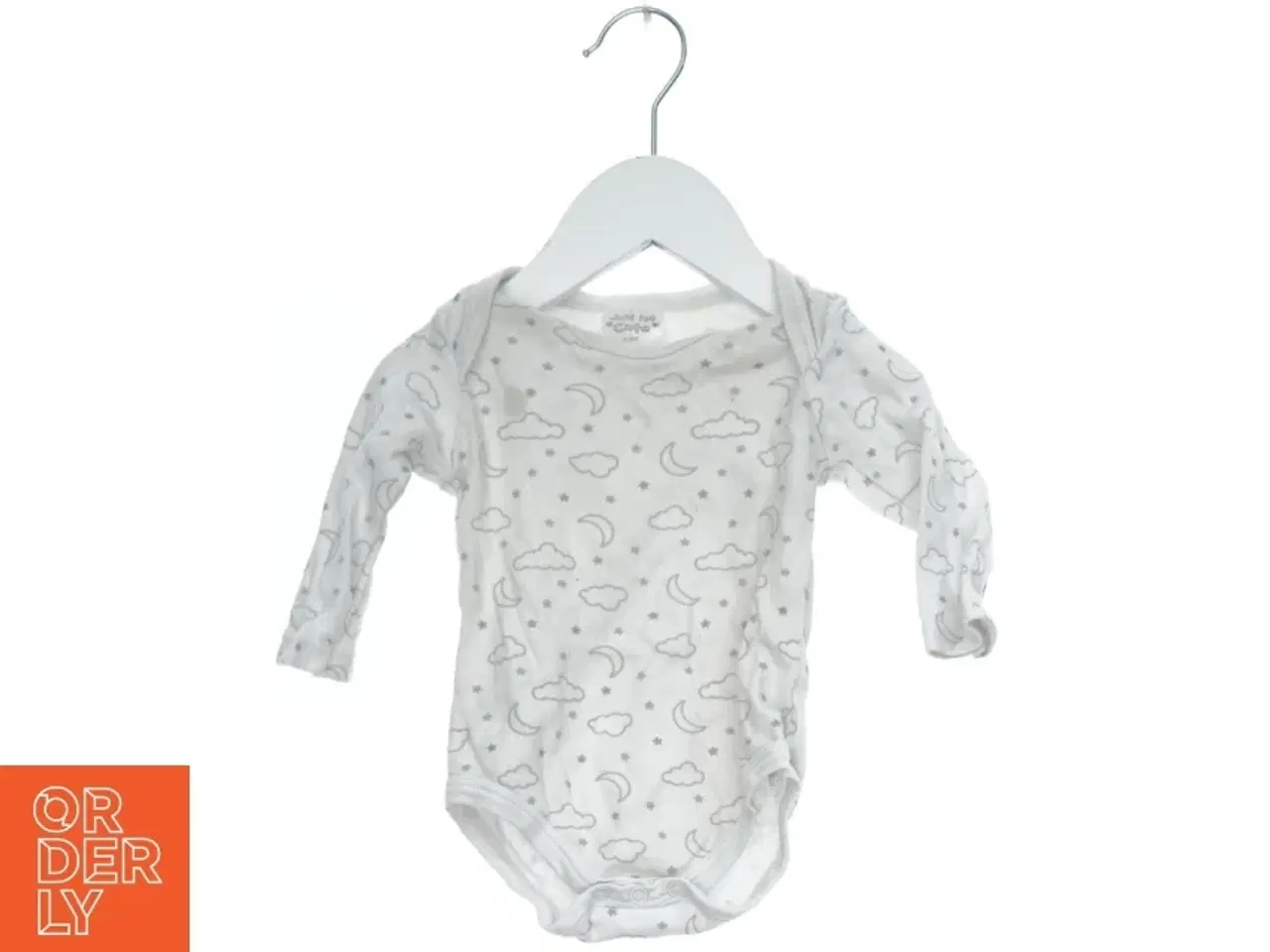 Billede 1 - Baby bodystocking med skyer og stjerner fra Just Too Cute (str. 62)