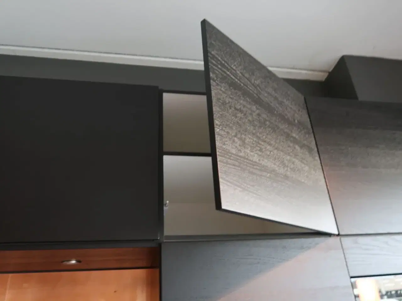 Billede 22 - Køkken AUBO Black Oak / Oak Line, Sort med armatur uden hårdehvidevarer