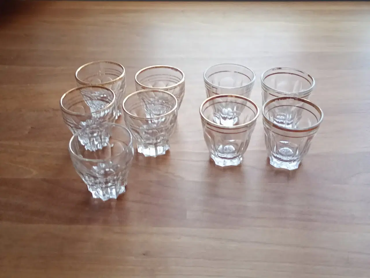 Billede 2 - Små shotsglas/snapseglas med guldkant.
