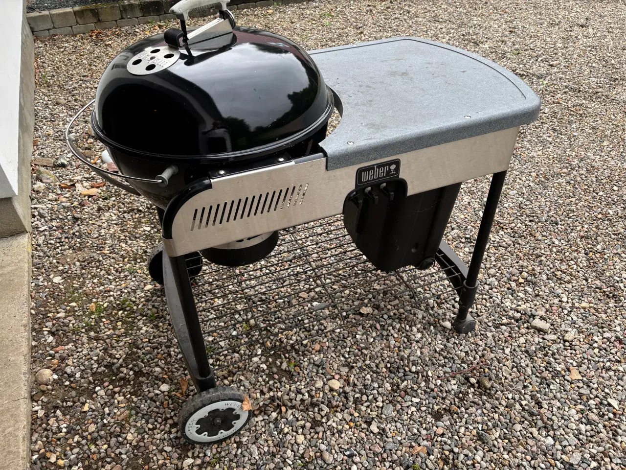 Billede 1 - Weber kuglegrill med bord og dækken