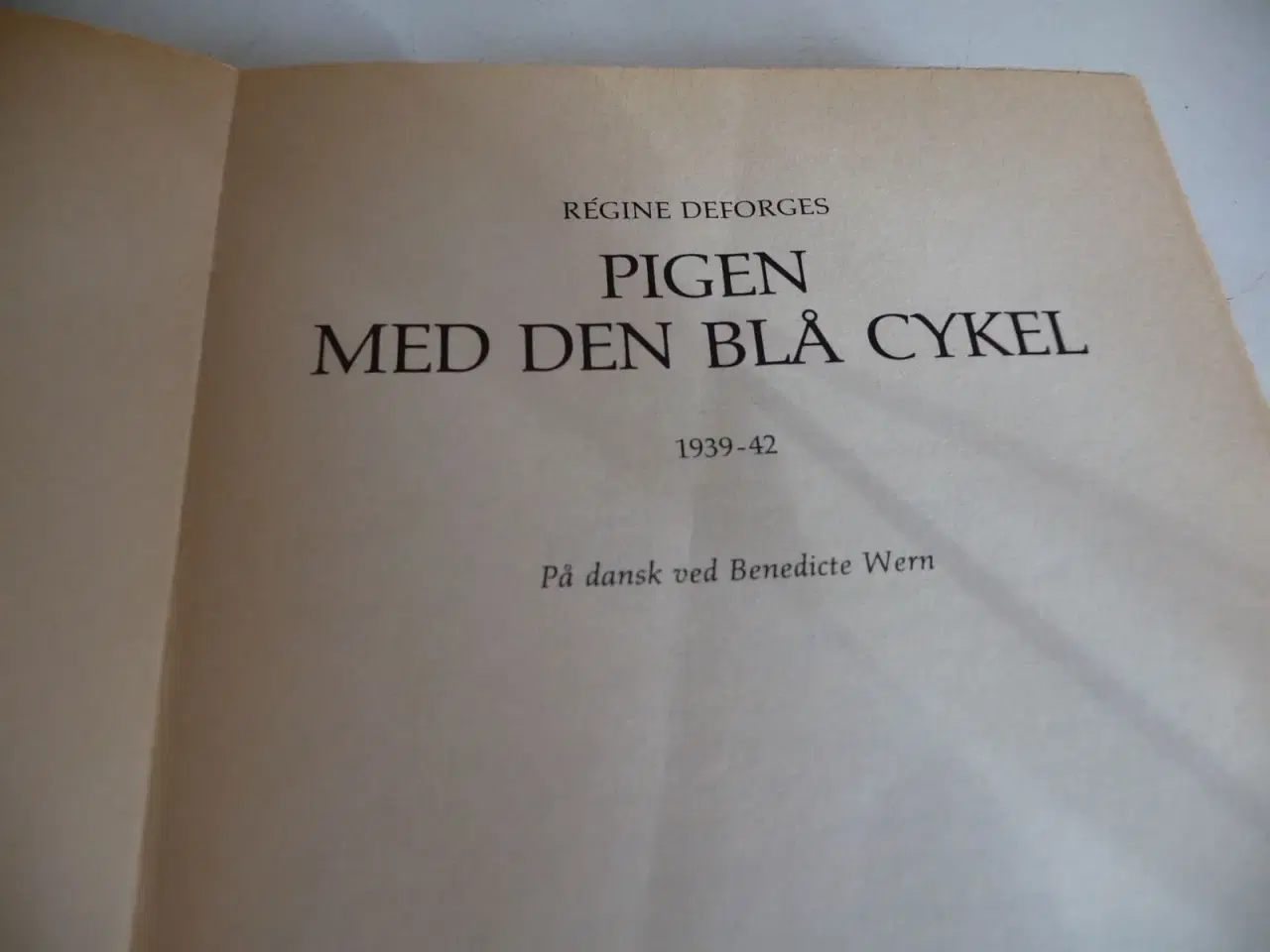 Billede 3 - Pigen med den blå cykel