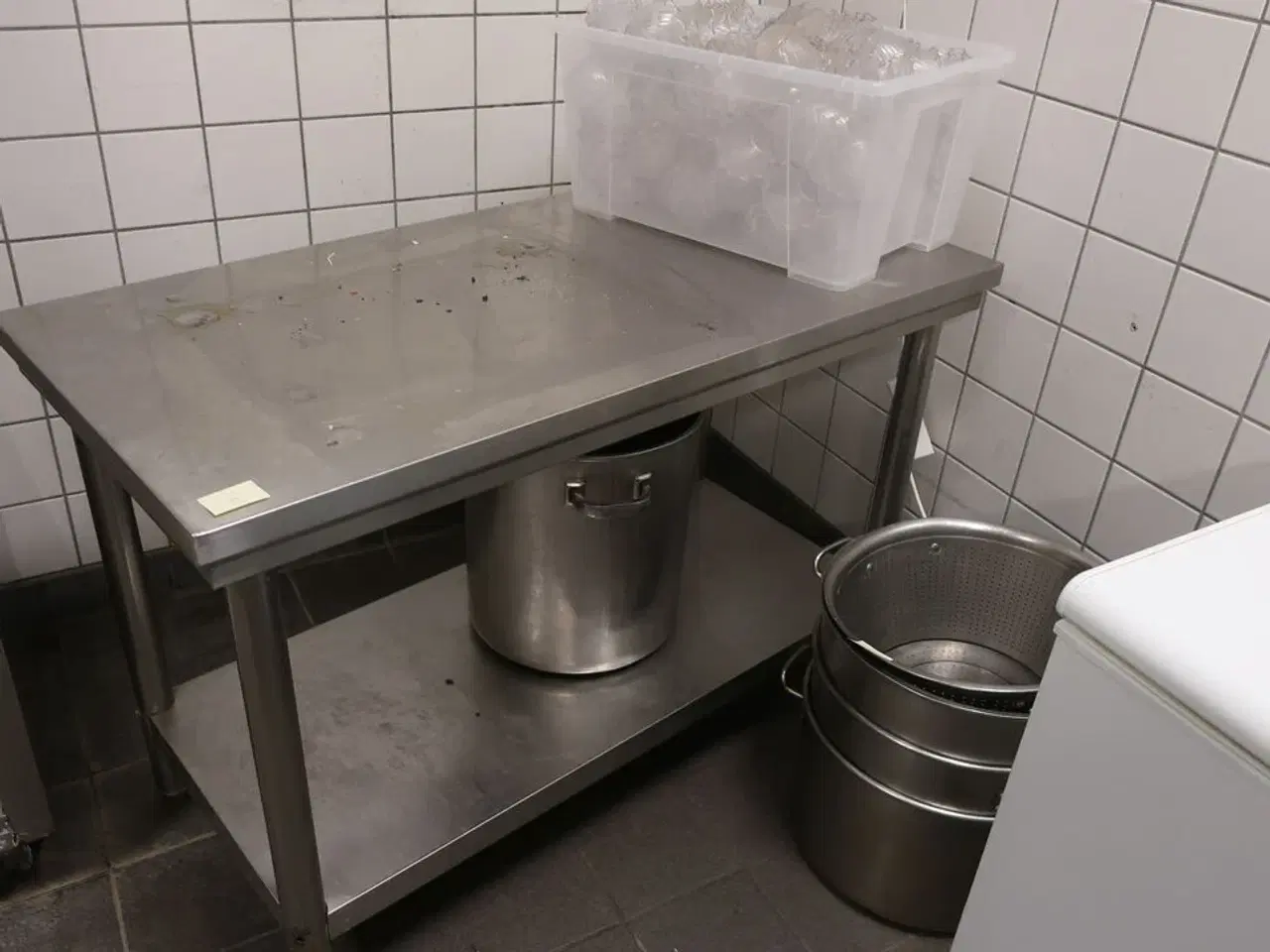 Billede 4 - Stålbord og gryder