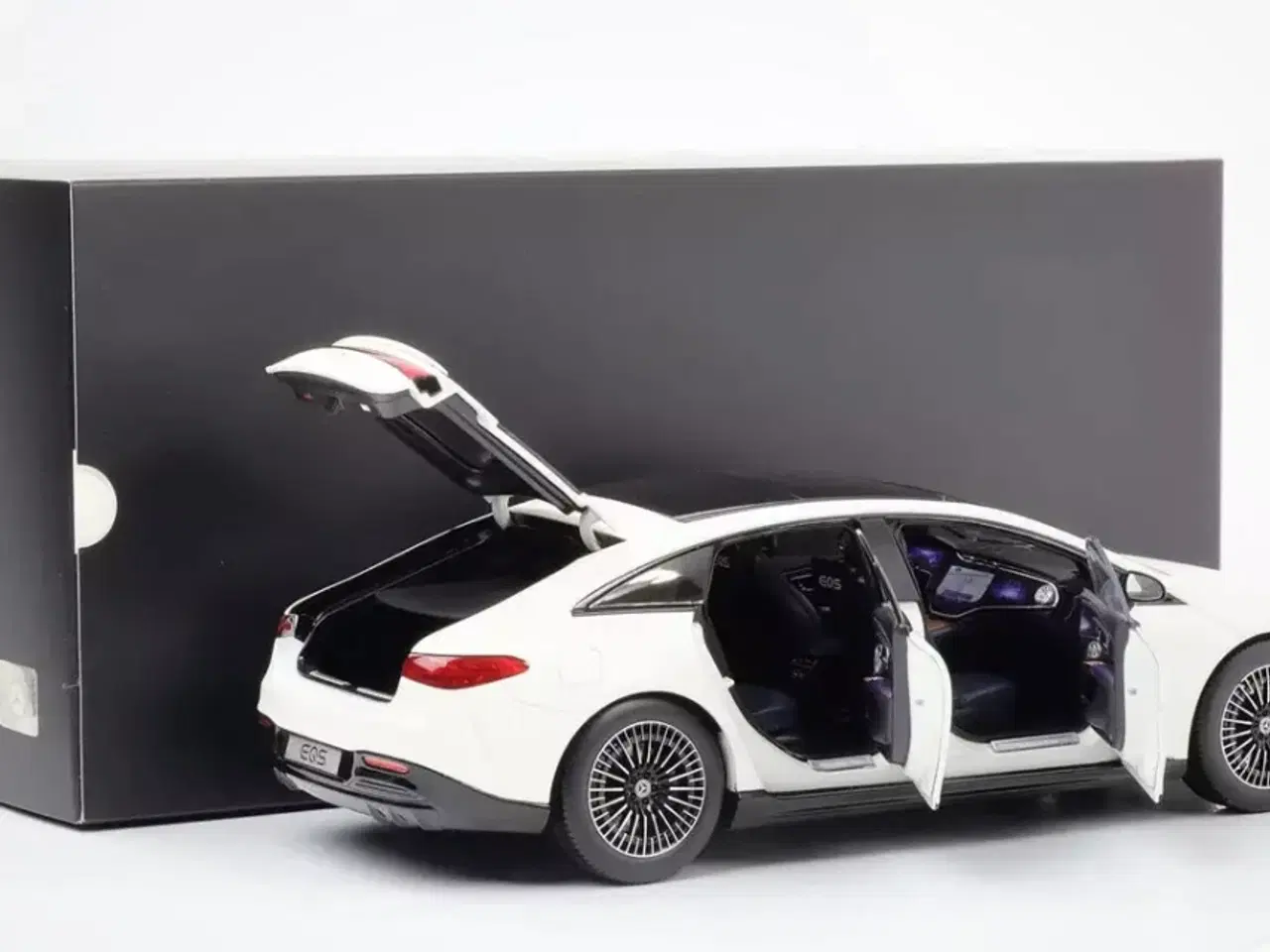 Billede 4 - 1:18 Mercedes EQS V297