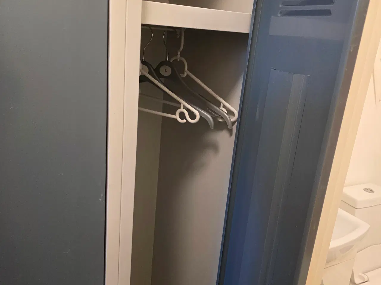 Billede 2 - Alu skab i fin stand