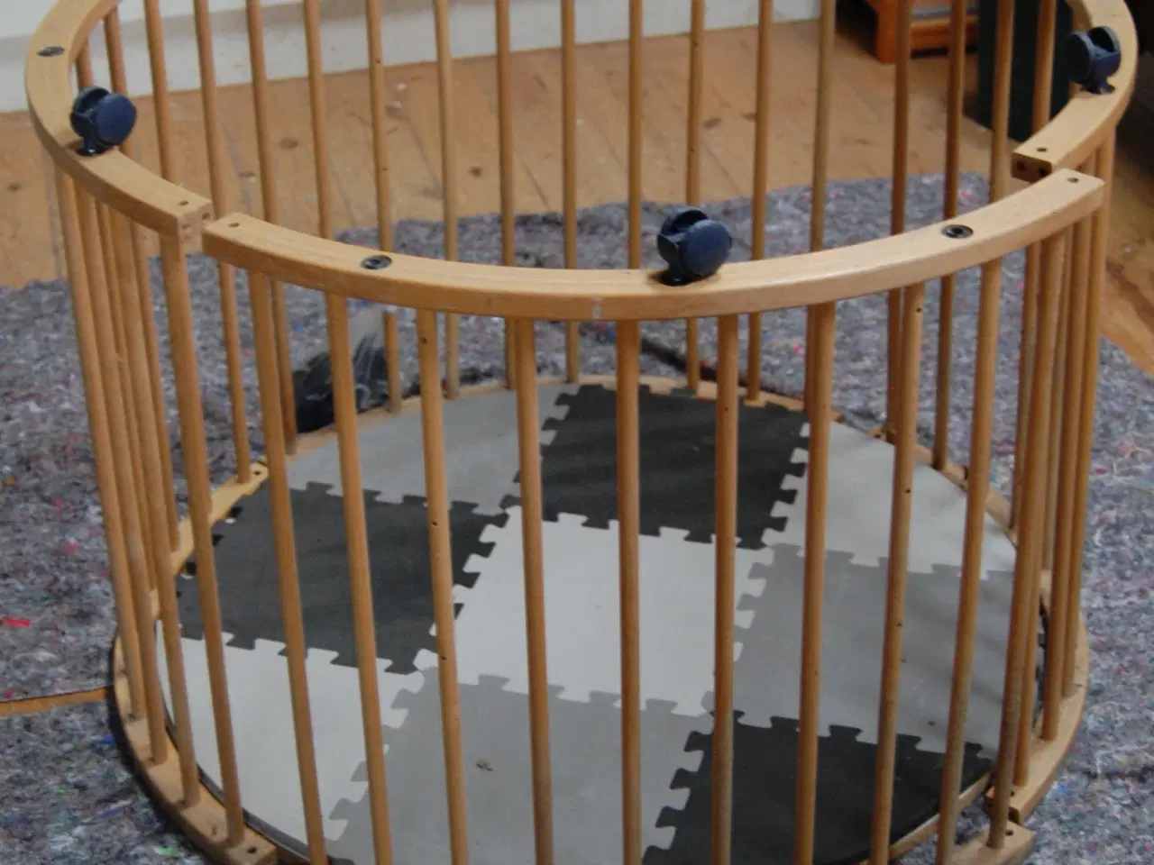 Billede 1 - Rund kravlegård med hjul, i fin stand