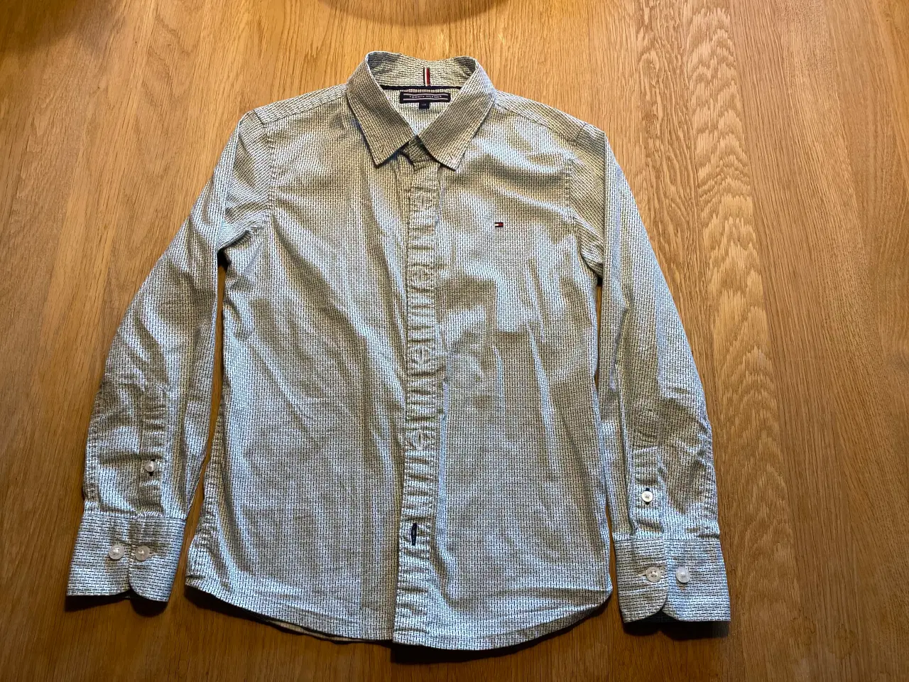 Billede 2 - Tommy Hilfiger skjorte, Nameit mm.
