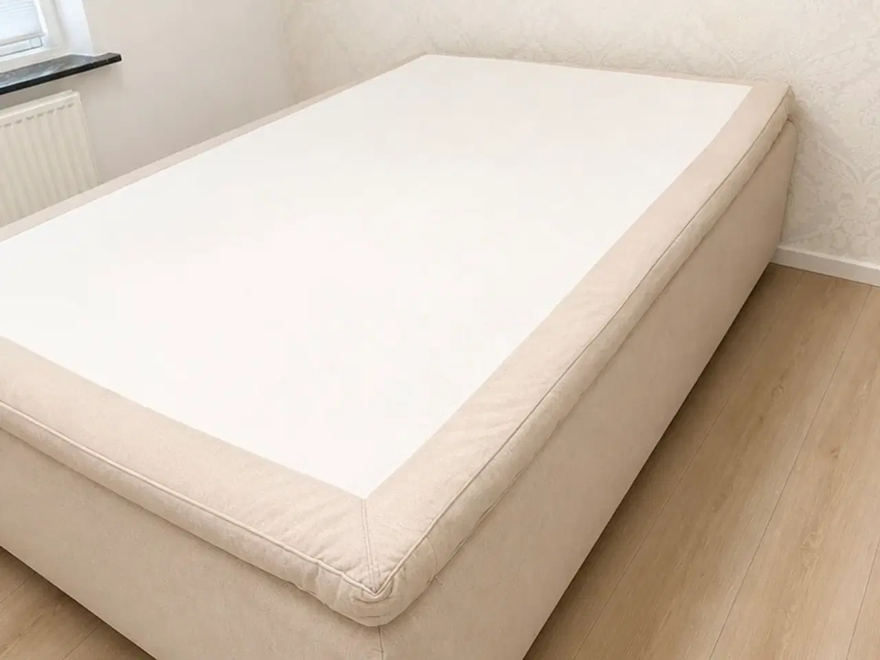 Billede 2 - Beige seng med topmadras
