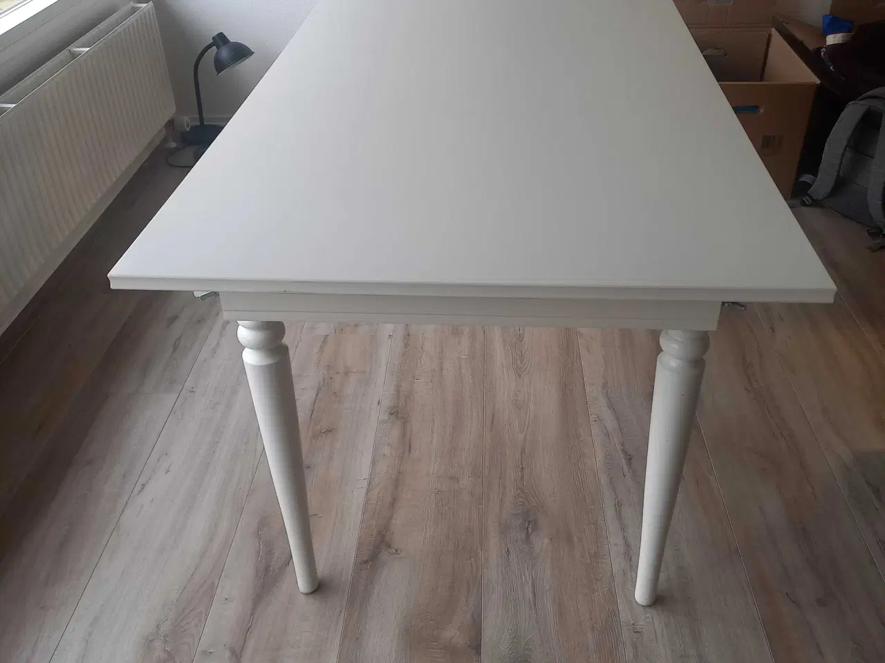 Billede 9 - Hvidt Spisebord med en tillægsplade 