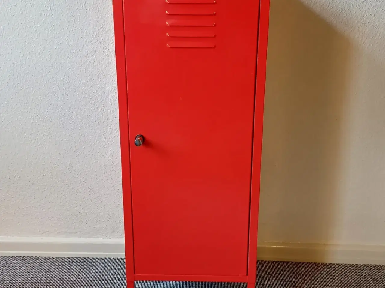 Billede 2 - Rødt stål skab. IKEA PS.
