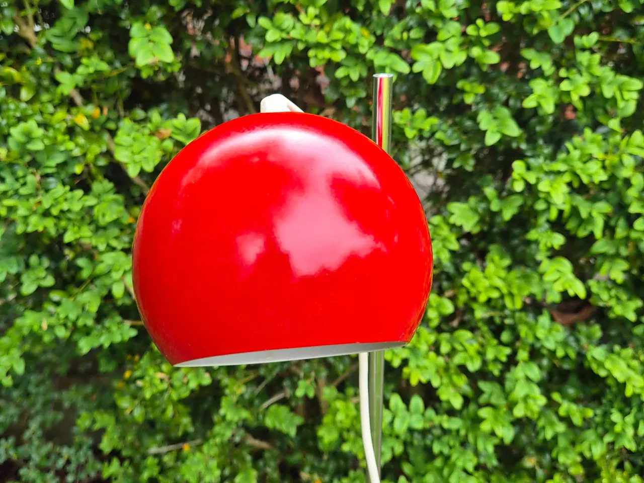 Billede 1 - Usædvanlig gulvlampe med kæk kugleskærm 