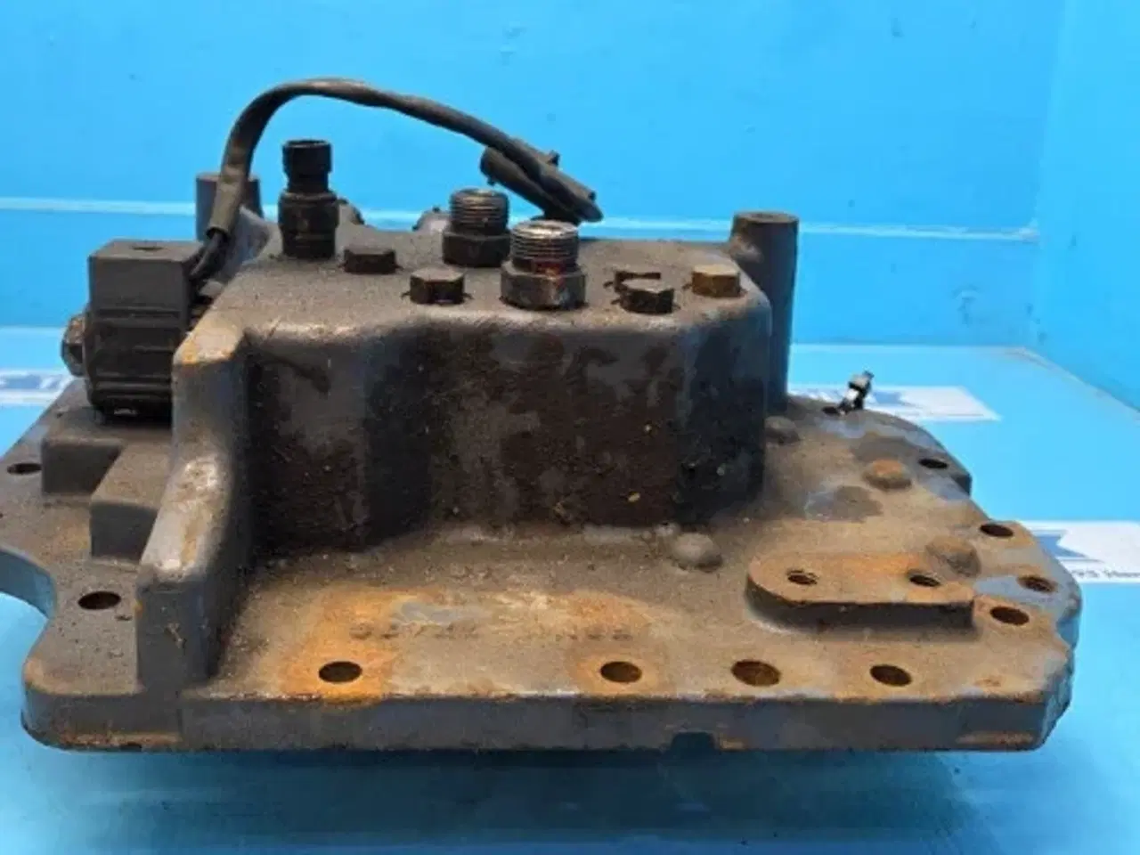 Billede 16 - Ford 8340 Dæksel F3NN7Z479