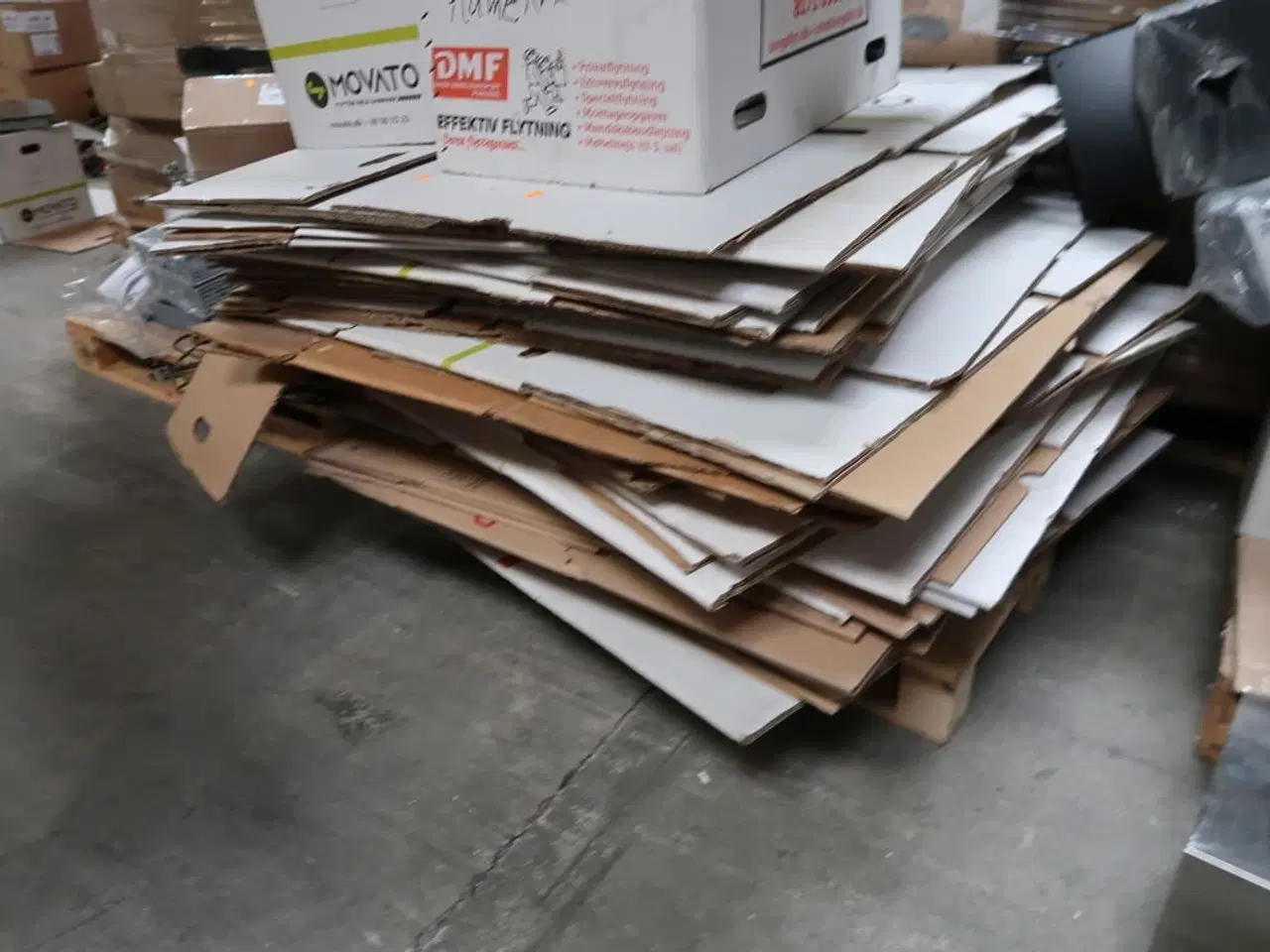 Billede 2 - Palle med div. Flyttekasser og elektronik