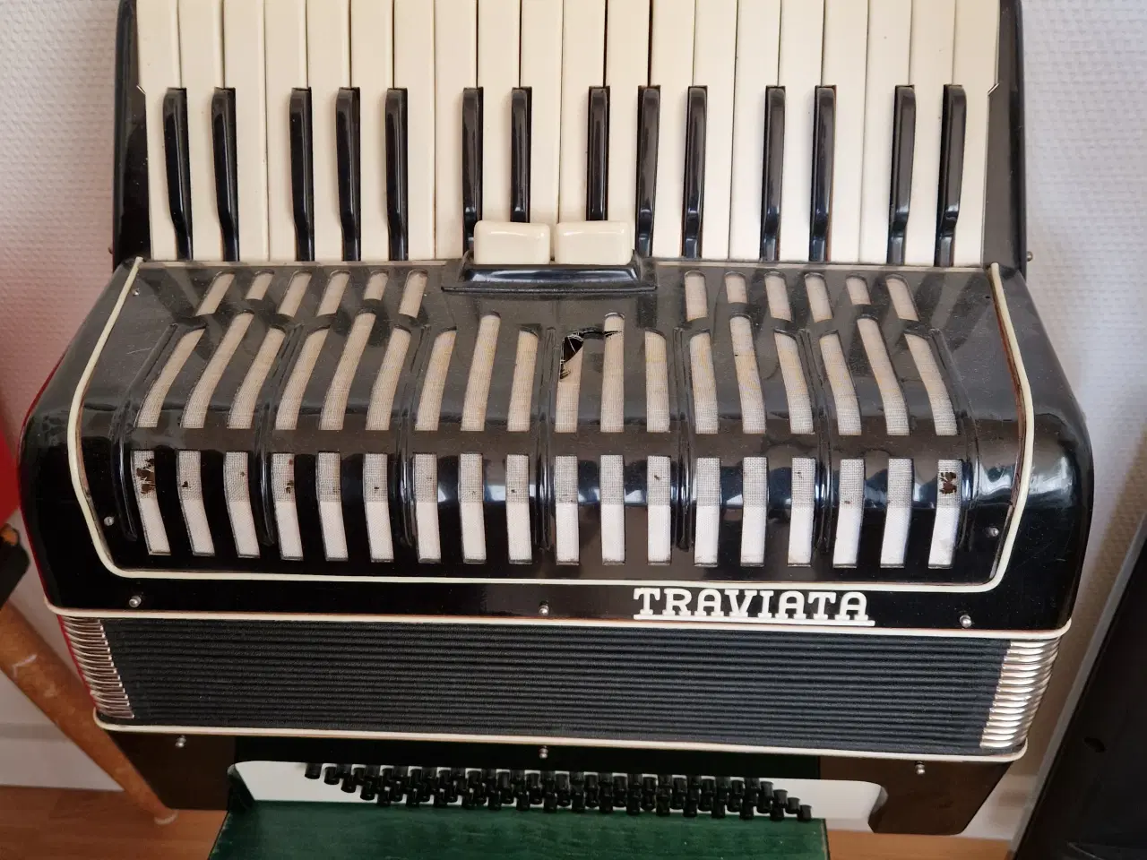 Billede 1 - Ældre Traviata harmonica med defekt