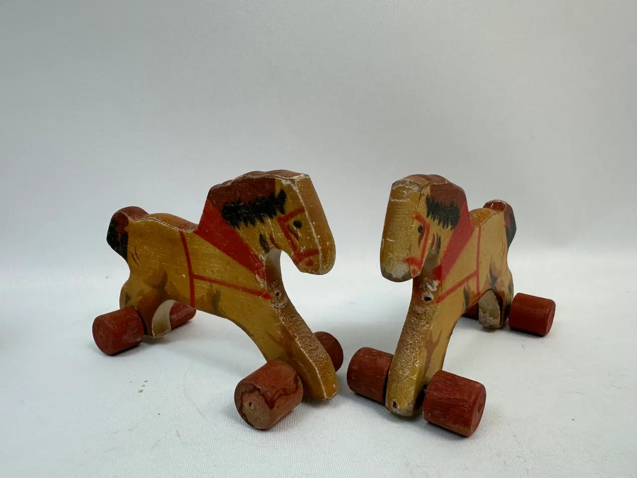 Billede 11 - 2 stk. vintage heste på hjul i træ