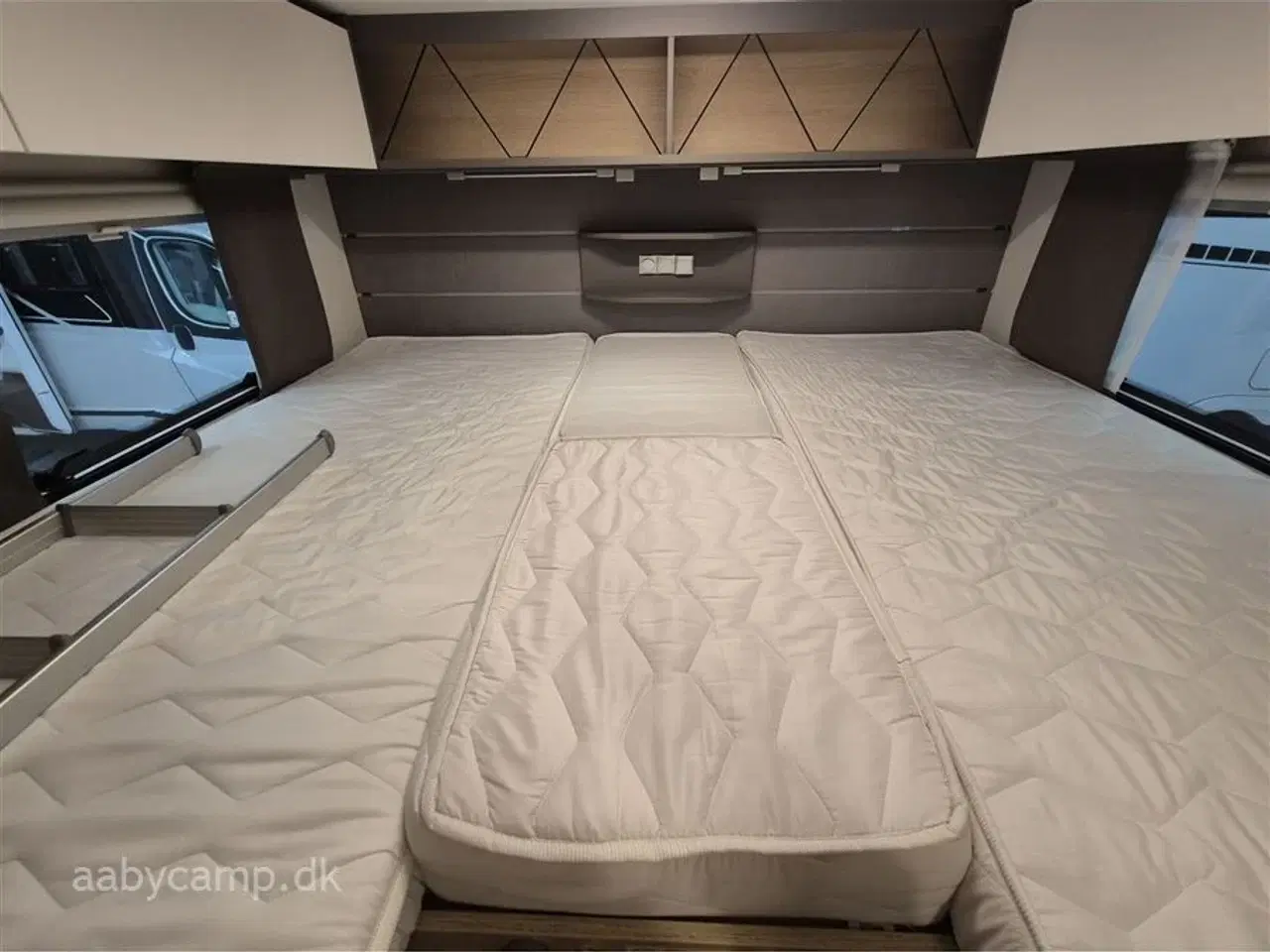 Billede 21 - 2023 - LMC Tourer H730 G Lift   Markise. solcelle. 200Ah lithium. 2000w inverter. 2x tv. Avara alarm. gulvtæppe. kompressor køleskab. Thetford ovn. gulvarme. undervognsbehandlet og lakforseglet.