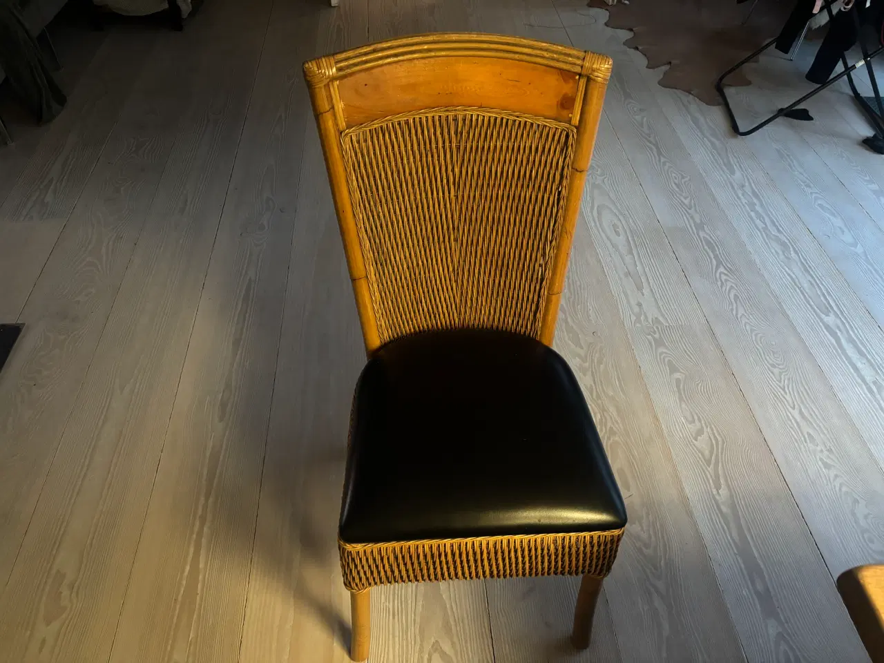 Billede 4 - Spisebord i træ og stole i flet m/læder