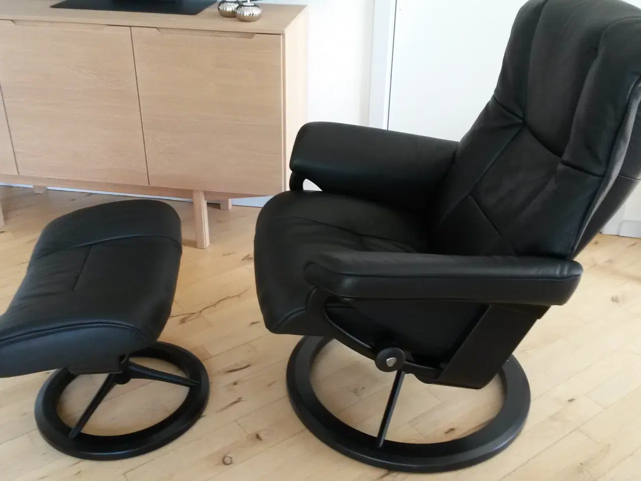 Billede 2 - flot stressless mayfair med skammel på sort signat