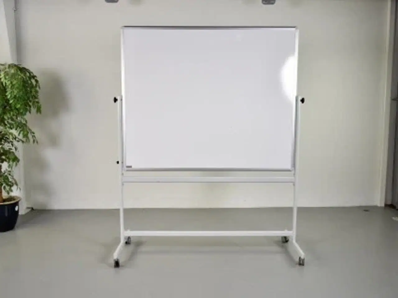 Billede 1 - Borks dobbeltsidet whiteboard svingtavle på hjul