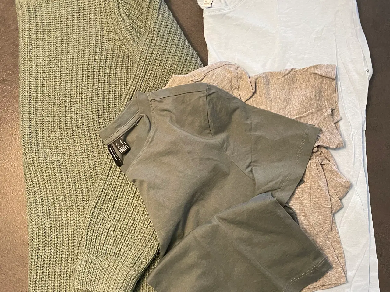 Billede 2 - Striktrøje og 4 stk t-shirts str. M