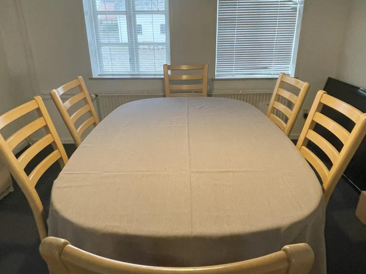 Billede 4 - Spisebord og stole