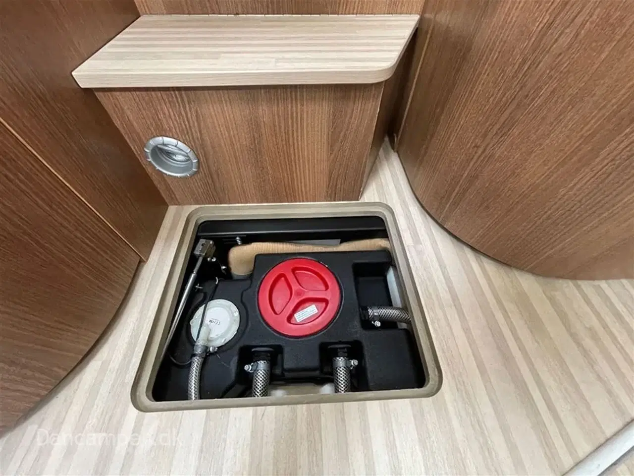 Billede 25 - 2018 - Carthago compactline 144 LE   KOMMISSIONSBIL. Automatgear - 150 hk, Enkeltsenge, solceller, inverter, hydrauliske selvnivilerende støttefødder