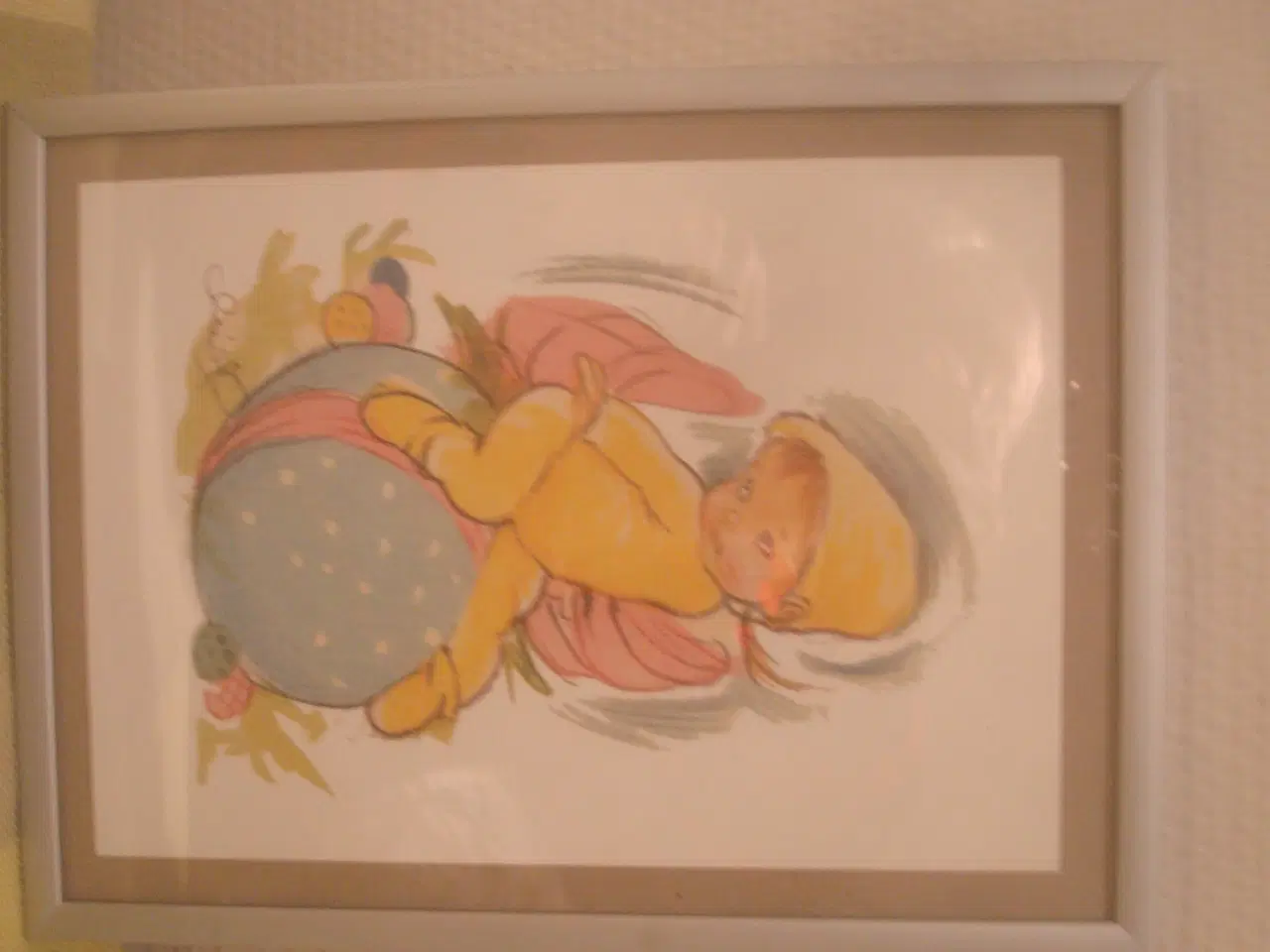 Billede 3 - CHRISTEL PÅSKEBARN SIDDENDE PÅ PÅSKEÆG. Flot stand