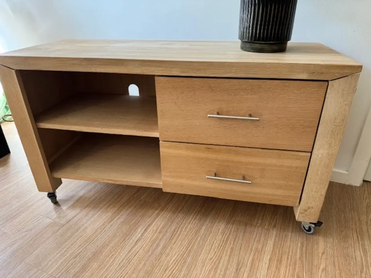 Billede 3 - TV-bord i træ med skuffer og hylder