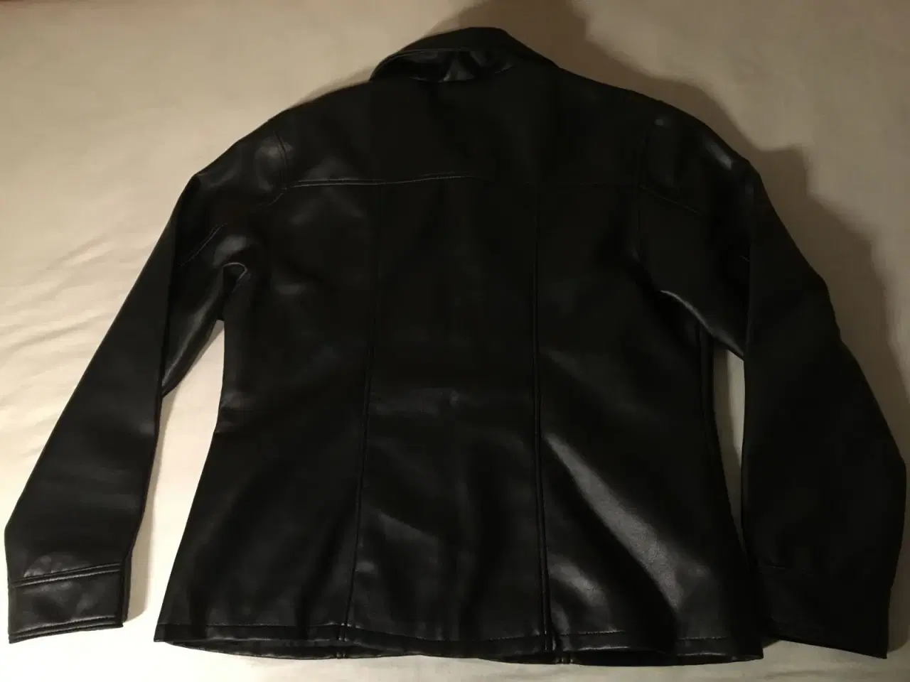 Billede 4 - Sort faux læder jakke til salg