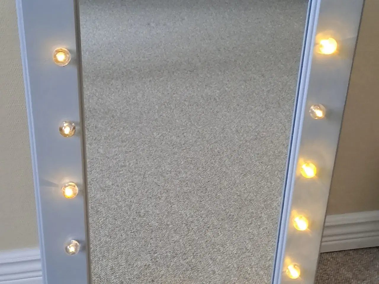 Billede 1 - Spejl/skab med lys